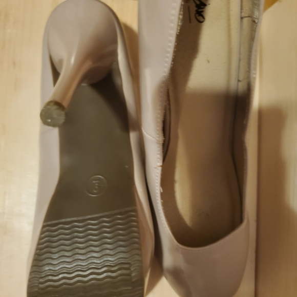 Tan heels - Picture 2 of 2